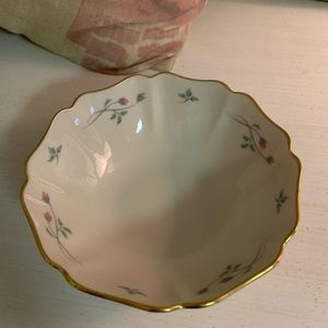 LENOX ROSE MANOR SCALLOPED BOWL WITH 24K GOLD